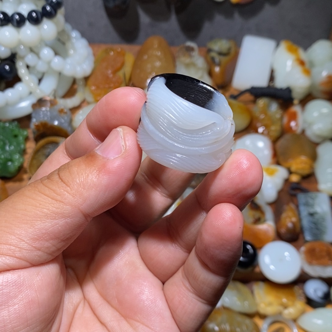 和田玉颈饰未镶嵌钱***?