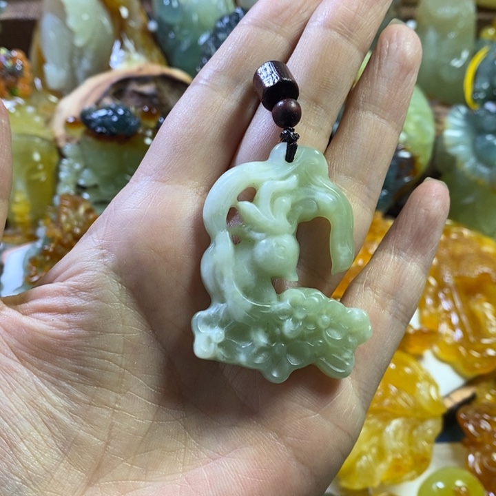 蛇纹石玉未镶嵌颈饰