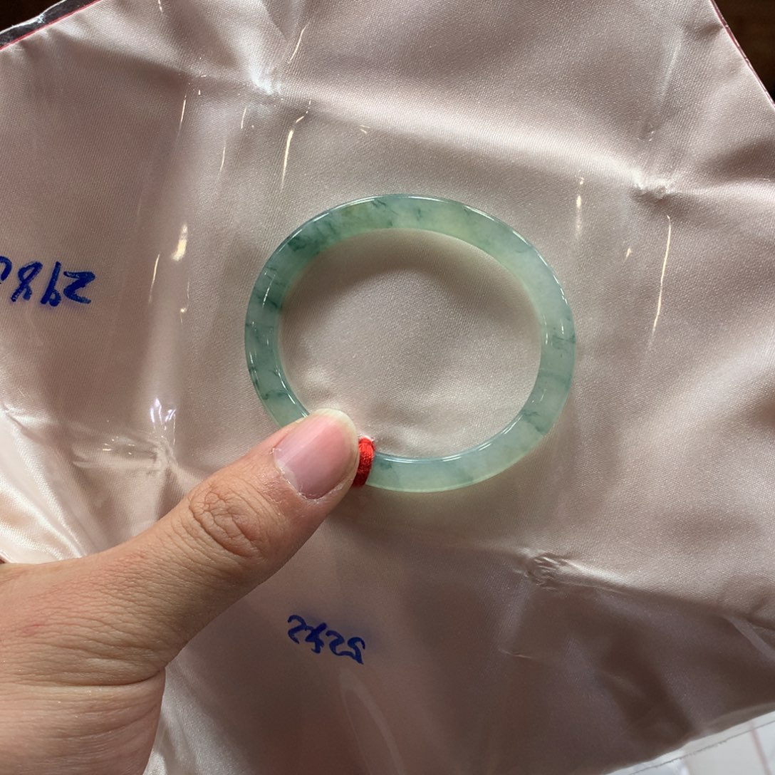 翡翠手镯未镶嵌翡翠