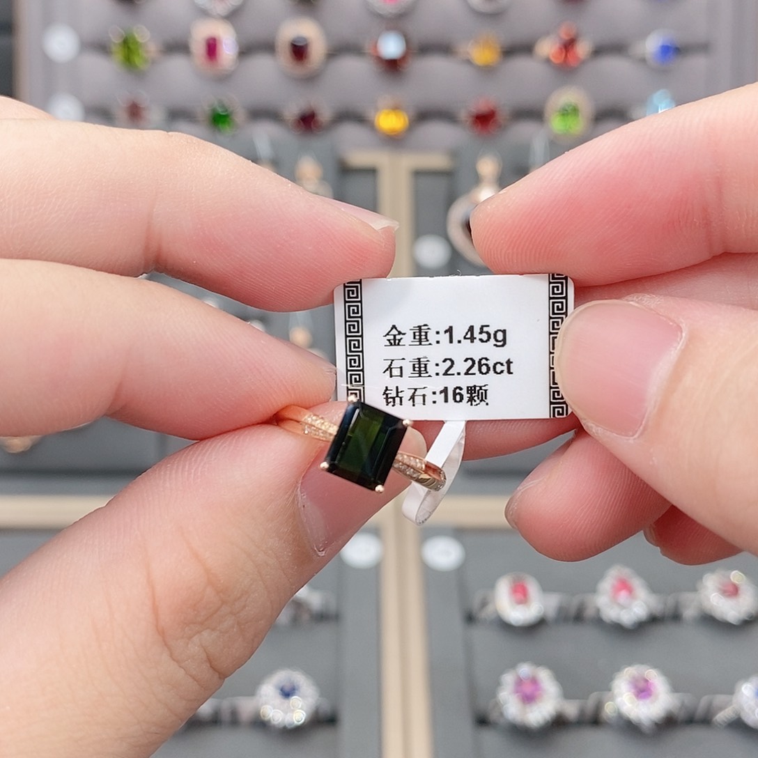 碧玺戒指18K金镶嵌2.26。 