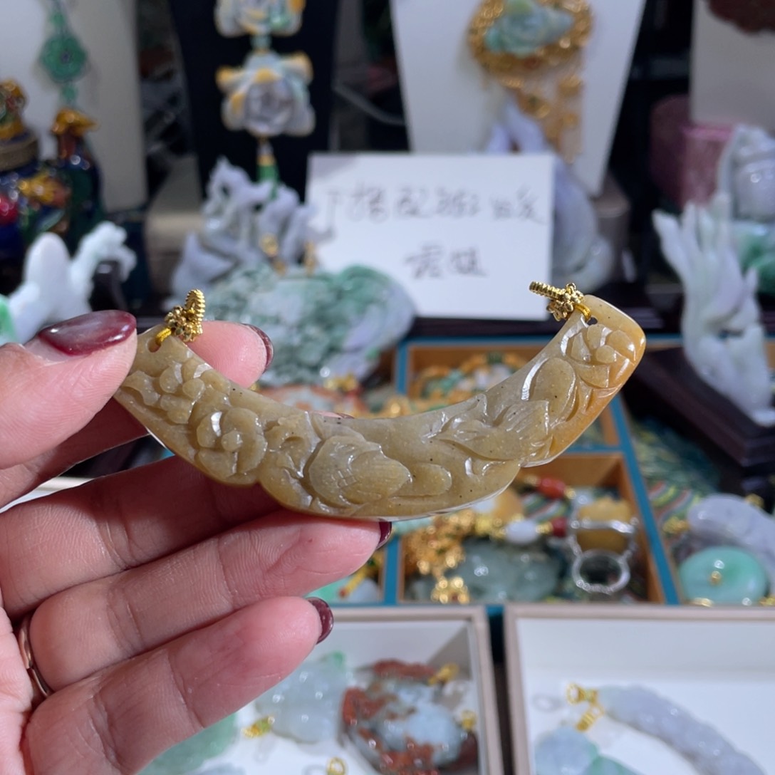 翡翠颈饰未镶嵌翡翠弯