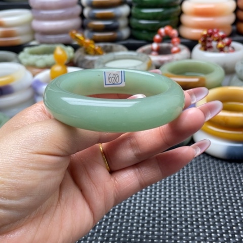 未镶嵌手镯石英岩玉