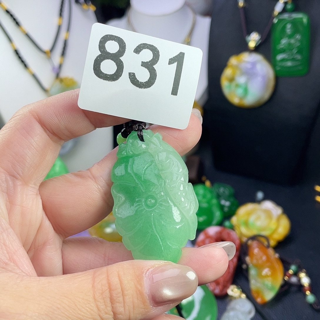 翡翠未镶嵌吊坠(赠链)