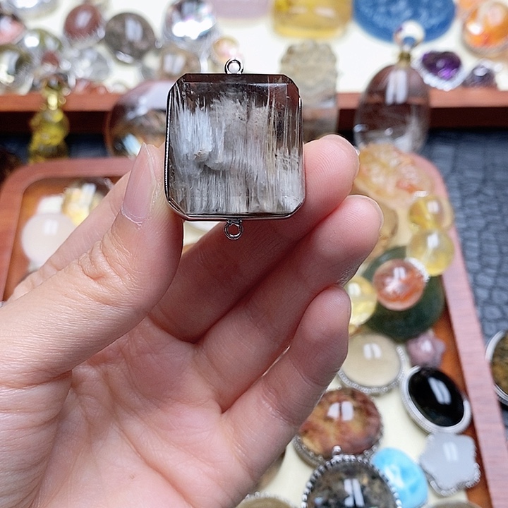 吊坠未镶嵌水晶吃****?水晶吊坠