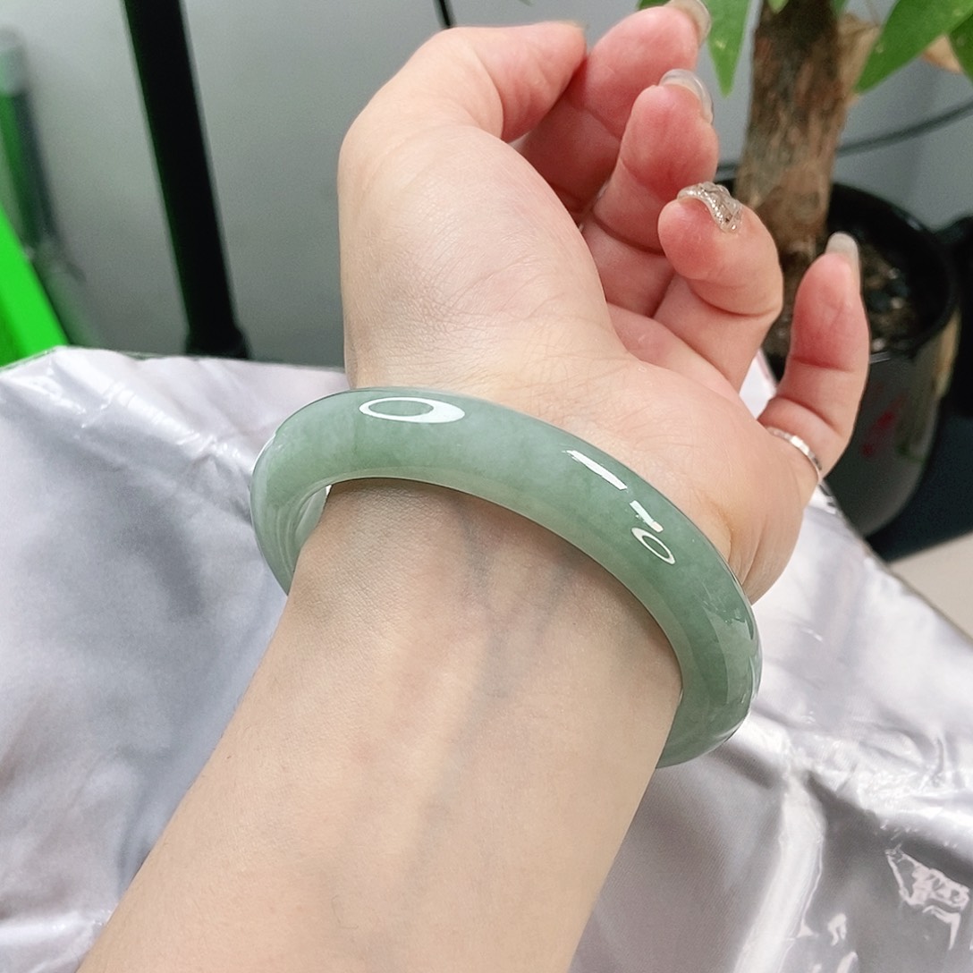 翡翠手镯未镶嵌冰果绿泥鳅背正圈