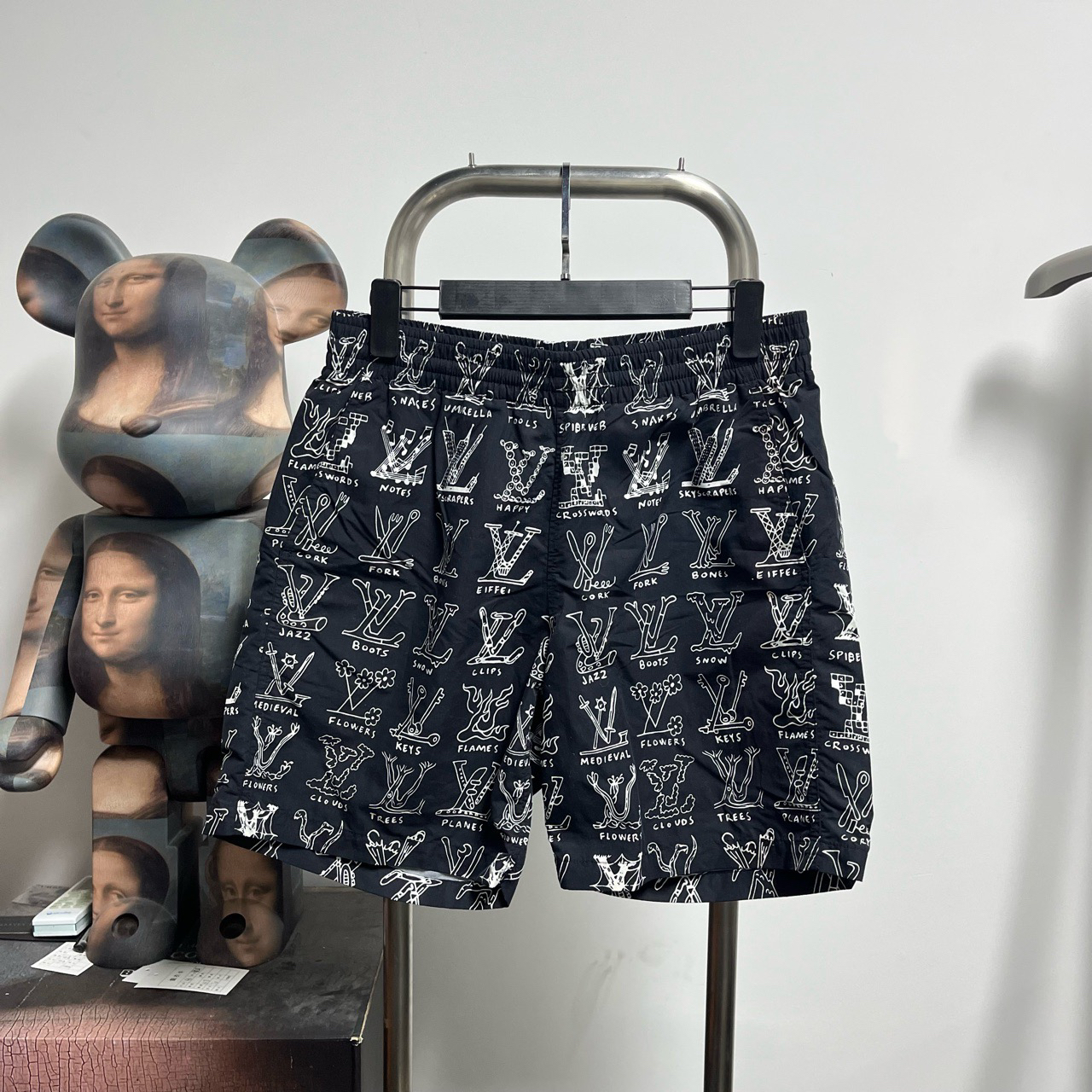 99新 LouisVuitton/路易威登 Lv手势满印短裤尺码：S
