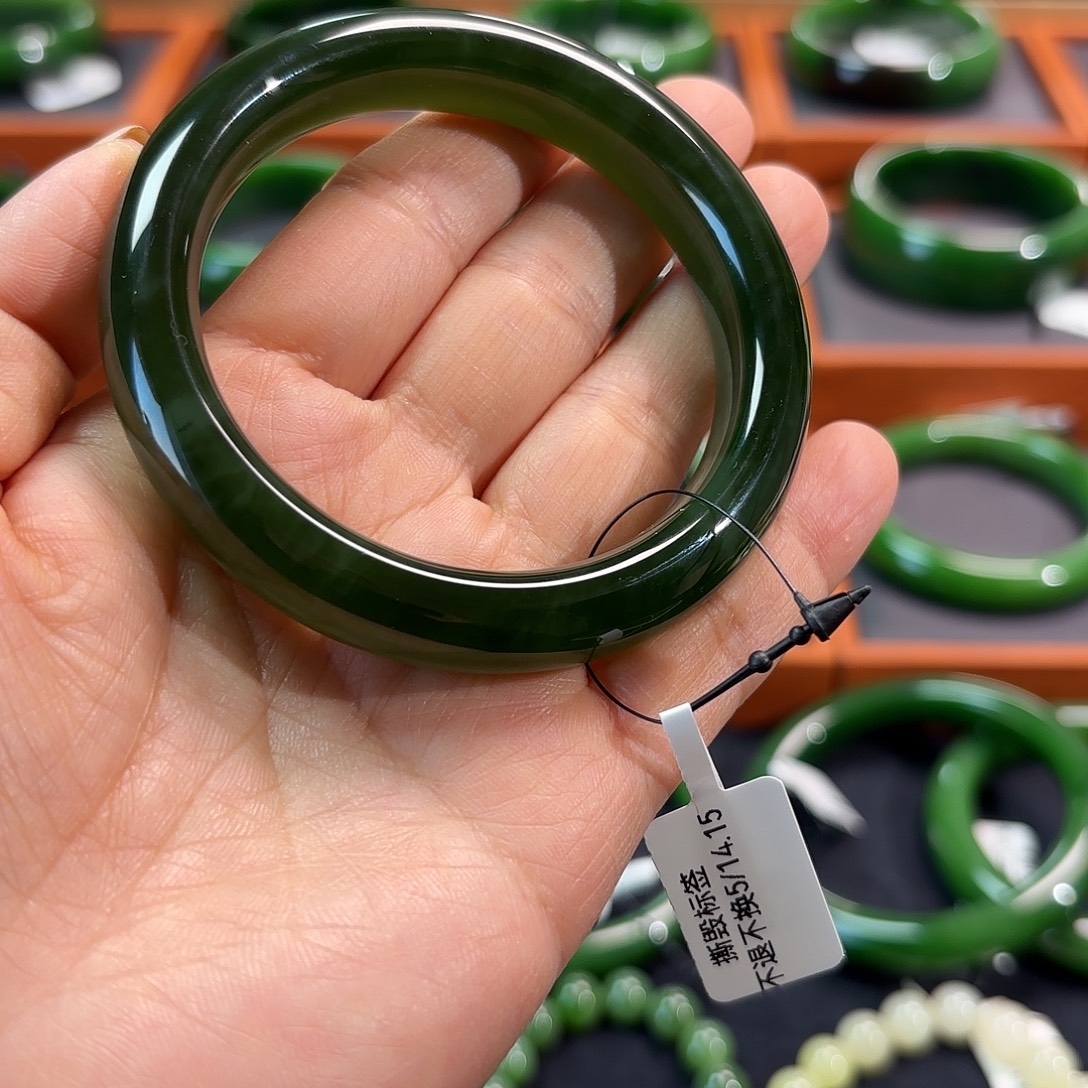 和田玉未镶嵌手镯