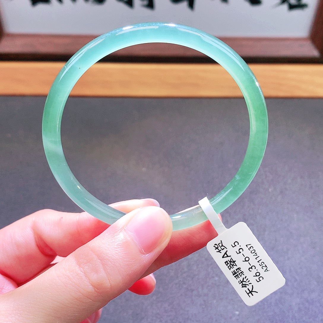 L***e翡翠未镶嵌手镯天然翡翠