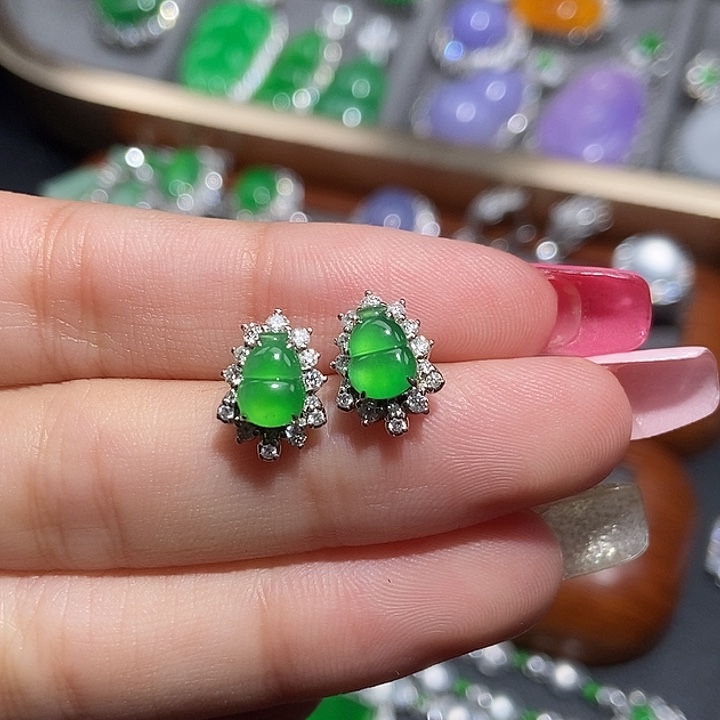 颈饰18K金镶嵌翡翠