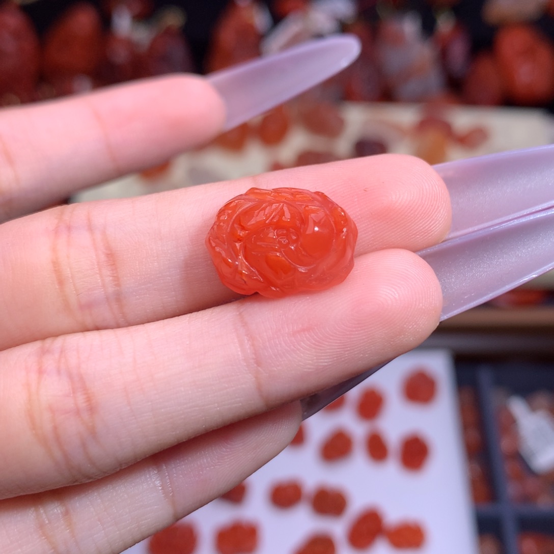 麻***驴南红玛瑙未镶嵌珠宝半成品牡丹花