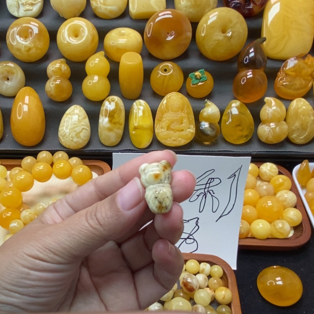 琥珀未镶嵌颈饰天然蜜蜡