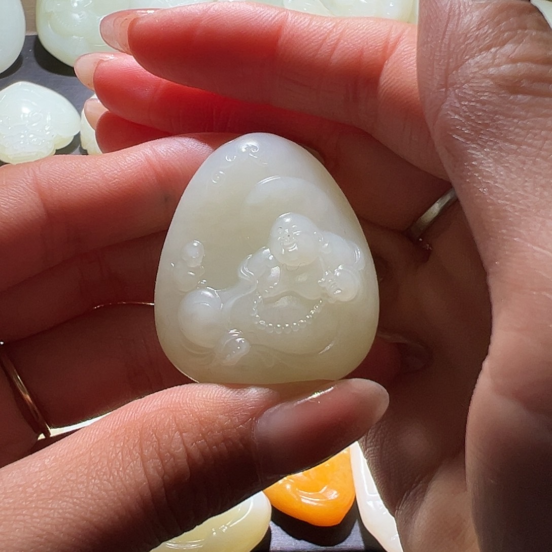 大***居和田玉未镶嵌颈饰