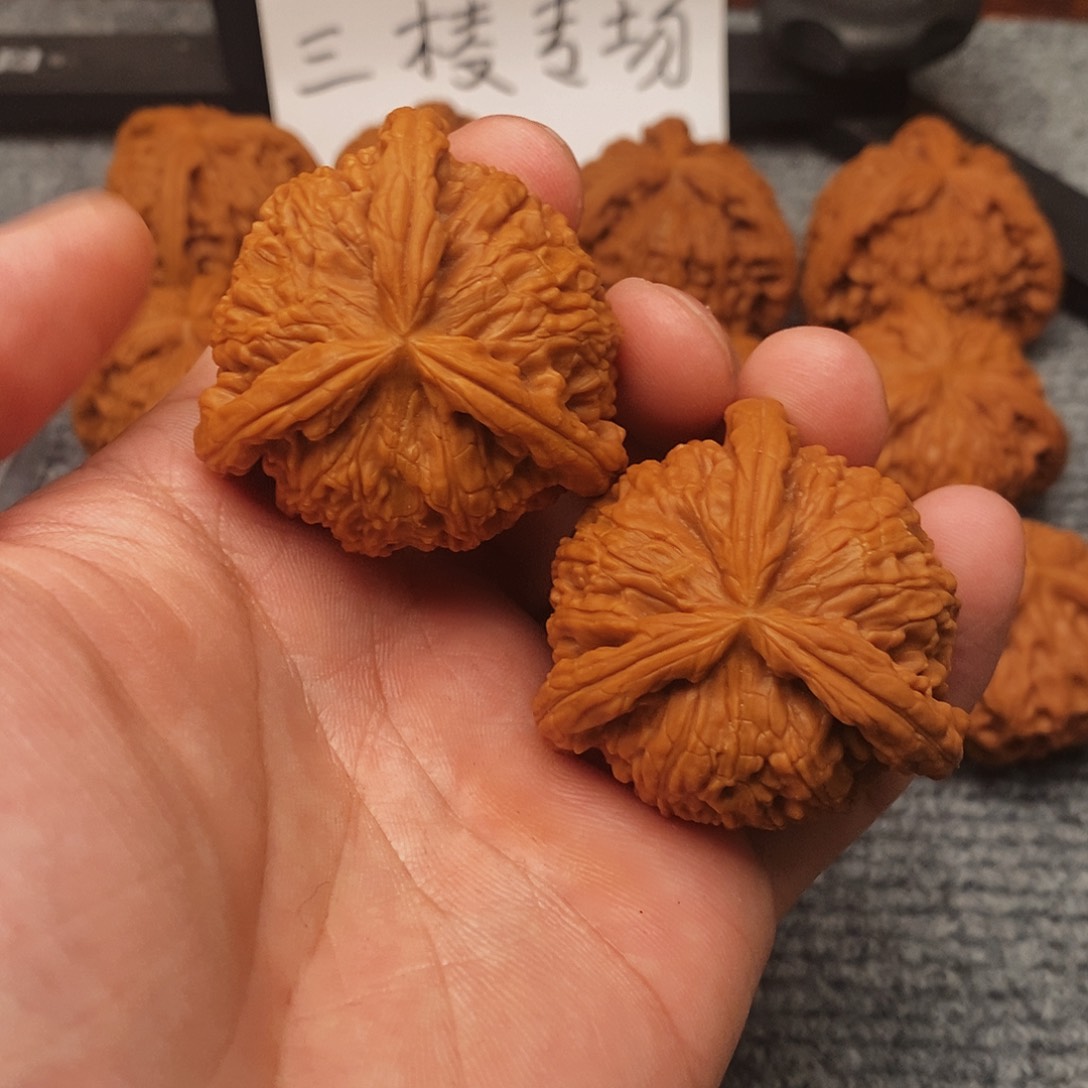 文玩核桃吊坠九*精工修复三棱42白奔