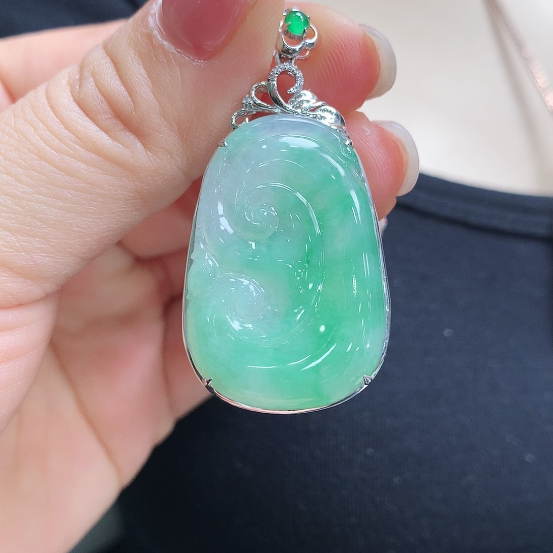 翡翠颈饰18K金镶嵌如意