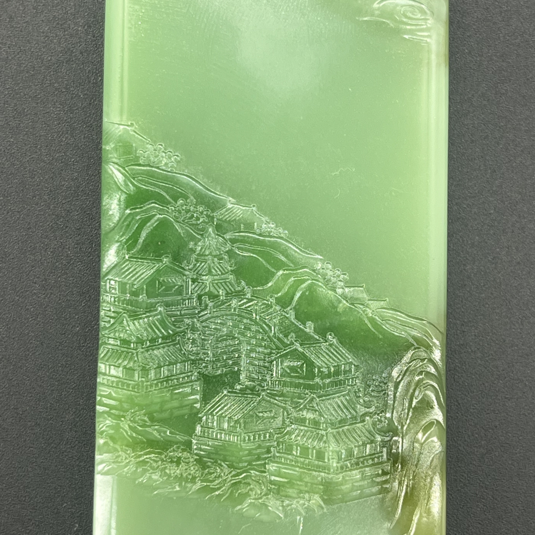 俄罗斯碧玉夹层粉青俏色巧雕山水牌