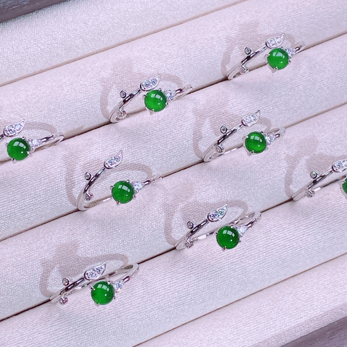 天然翡翠A货阳绿设计款戒指通体S925银镶嵌（多样性发）