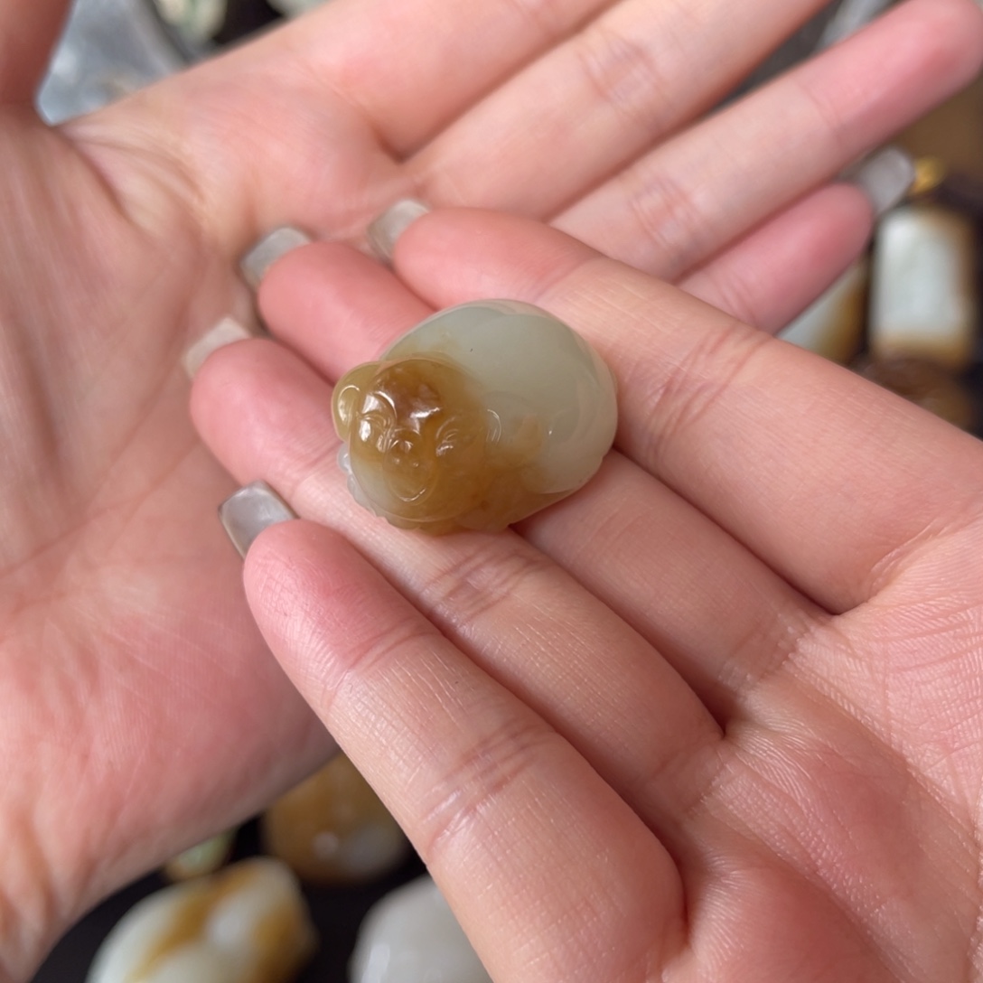 和田玉（糖玉）未镶嵌挂件金山糖白福猪20g（有包容）