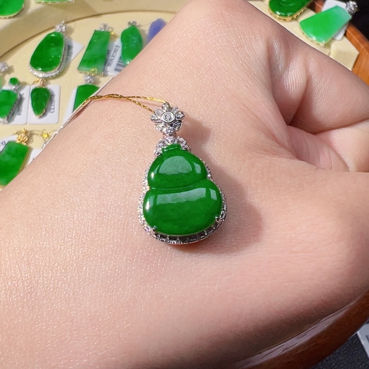 翡翠颈饰18K金镶嵌翡翠