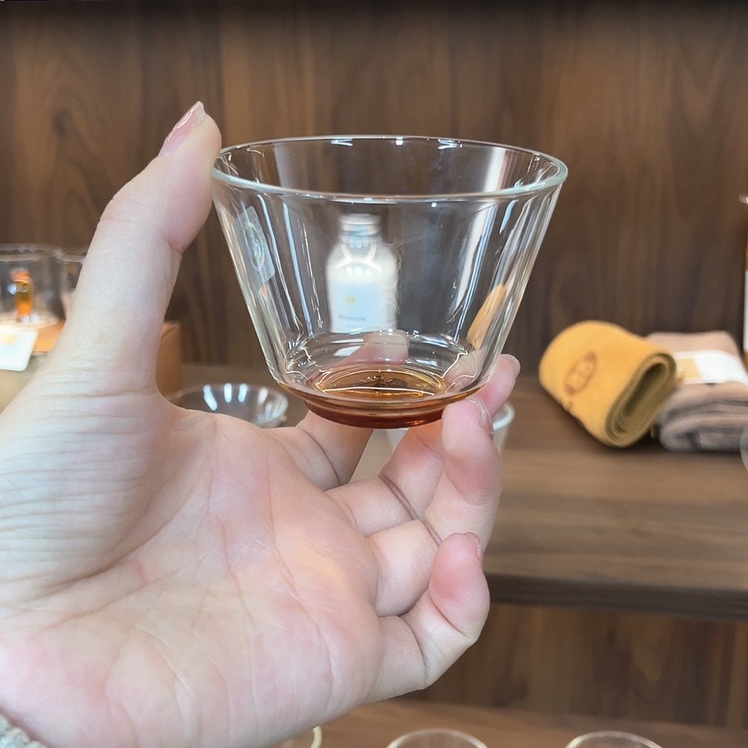 禾器达杯琥珀色，