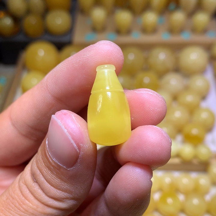 蜜蜡裸石未镶嵌天然俄料蜜蜡鸡油黄三通11.5左右