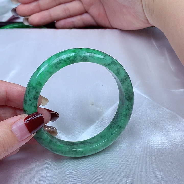 翡翠手镯未镶嵌翡翠