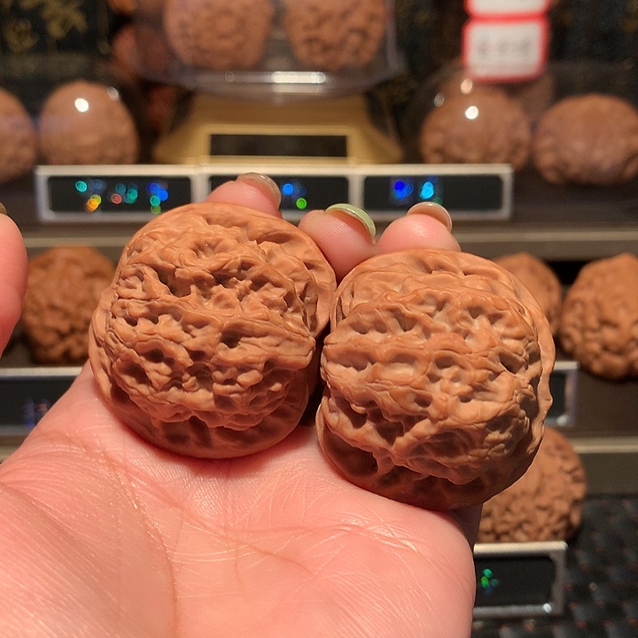 管***生文玩核桃把件雪狮