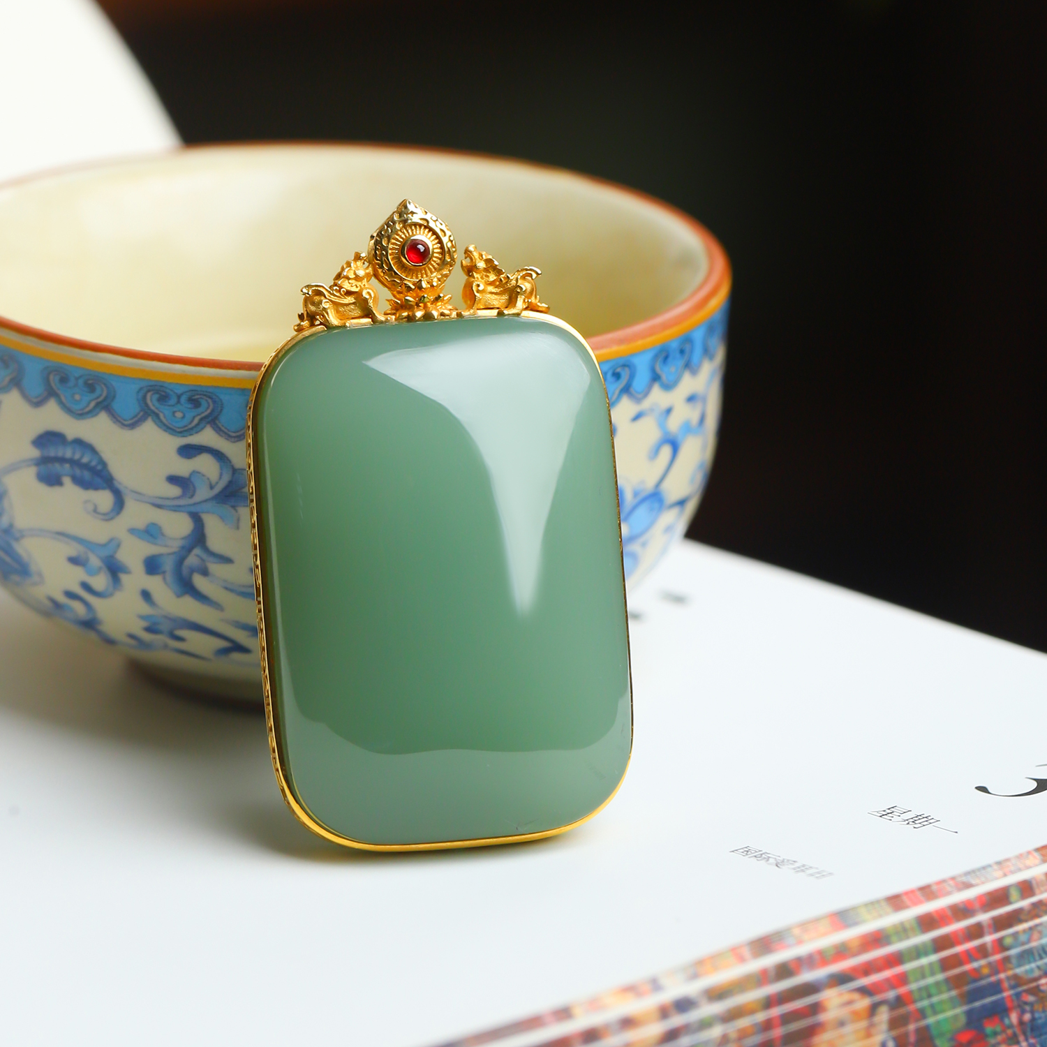 和田玉碧玉老料粉青镶嵌18K金无事牌子女士吊坠挂件女款挂坠项坠