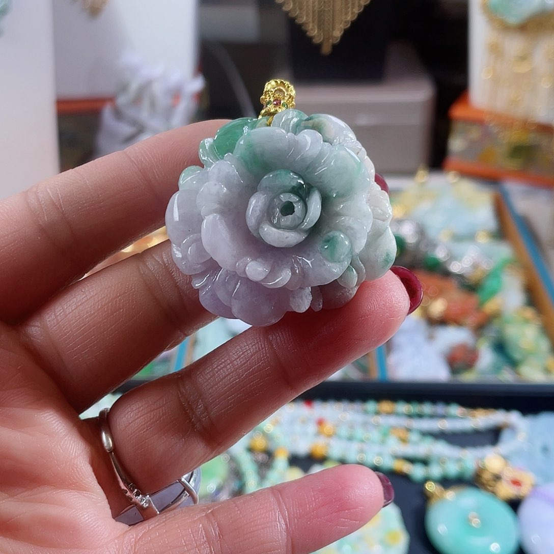 翡翠颈饰未镶嵌春彩花朵手工雕