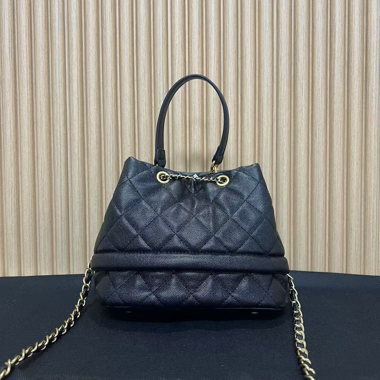 HM558 C25新款黑色小青蛙菱格鱼子酱双肩包-1