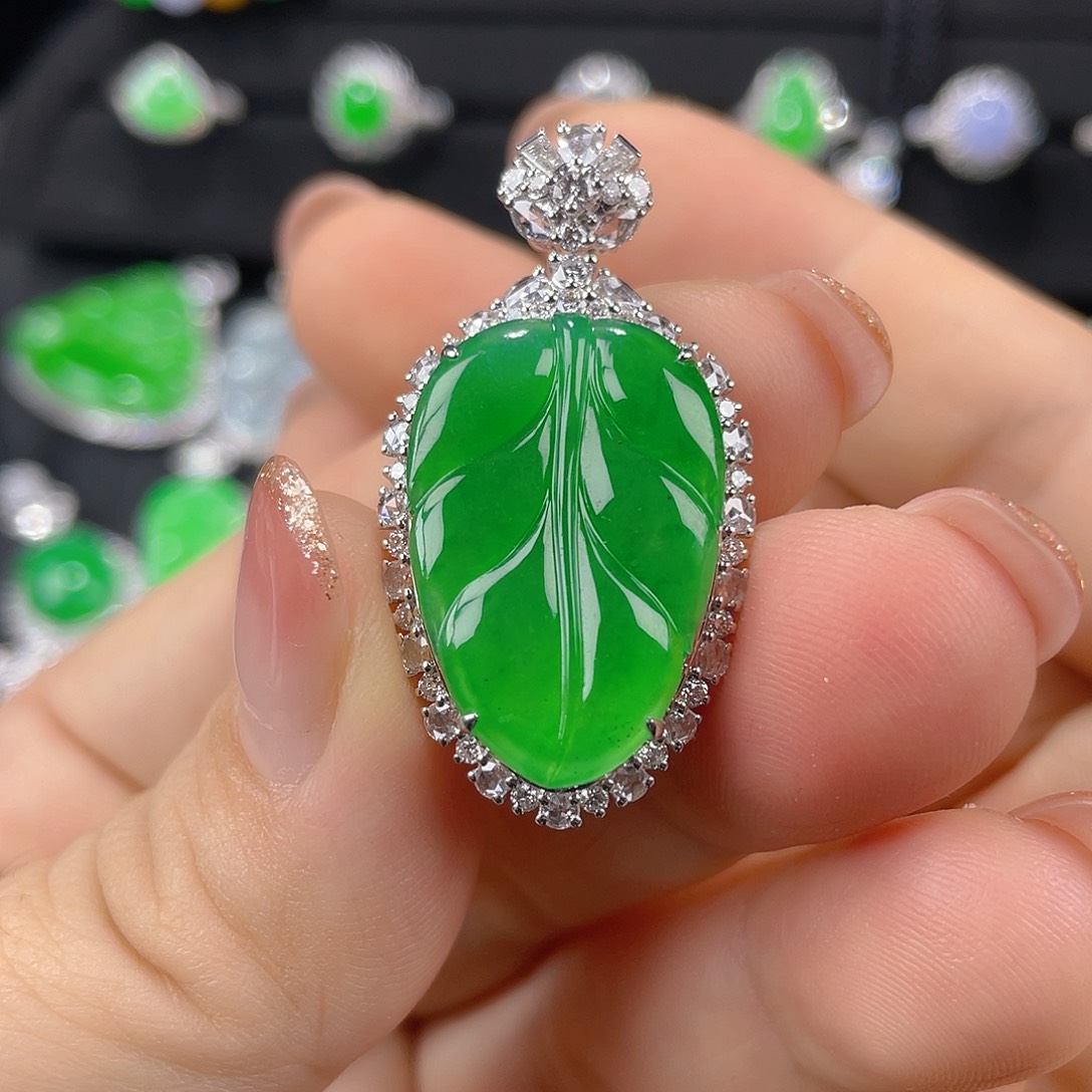 翡翠18K金镶嵌颈饰翡翠叶子
