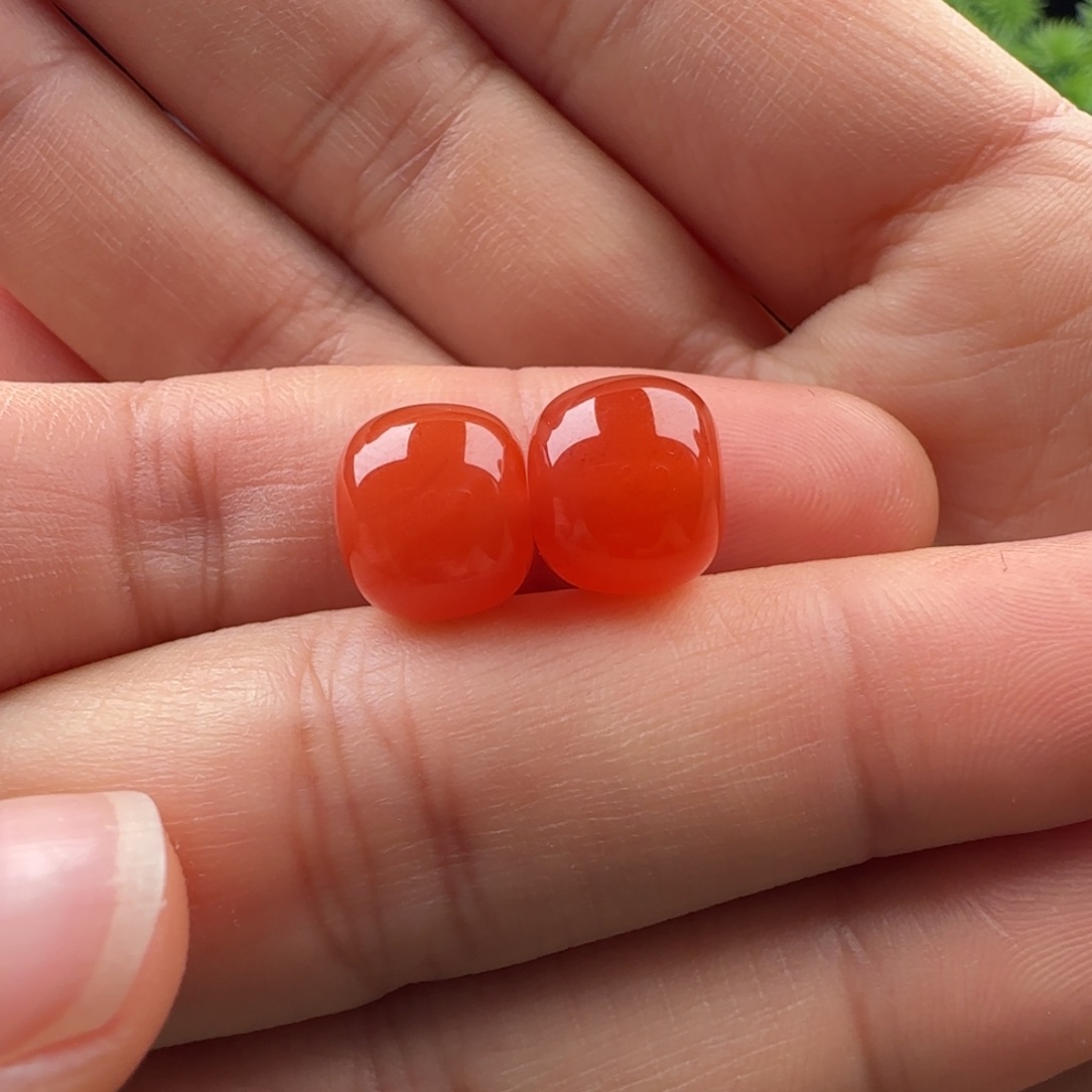 南红玛瑙未镶嵌老型对珠：10.5x9.2柿子红 很润 有瑕