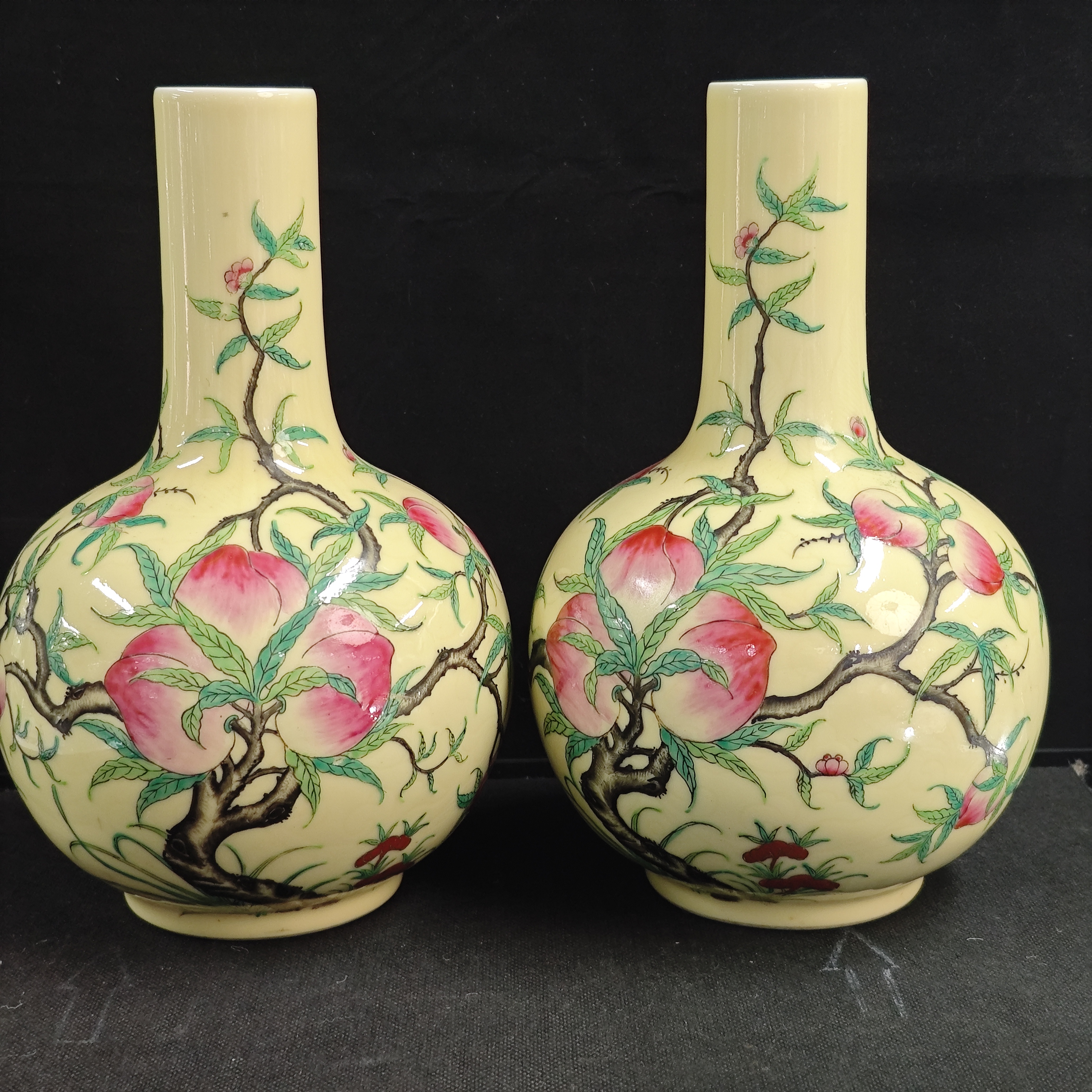 五十年代 黄釉粉彩寿桃天球瓶一对DQH-0004
