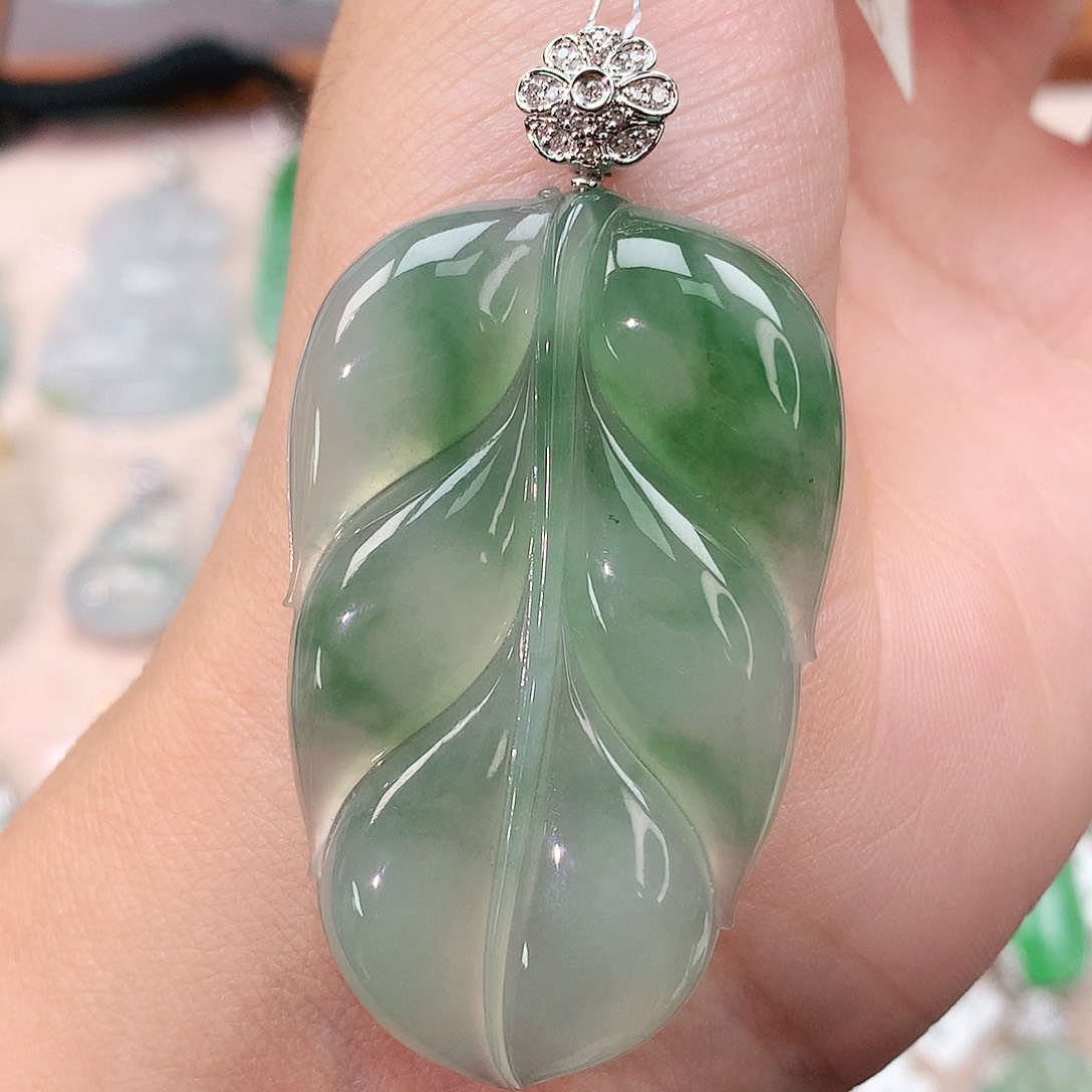 颈饰18K金镶嵌翡翠叶子