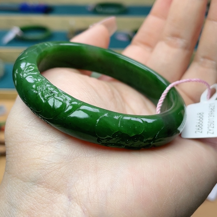 和田玉手镯55圈口。编号40未镶嵌