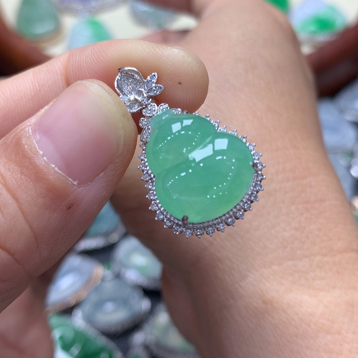 翡翠吊坠(不含链)18K金镶嵌