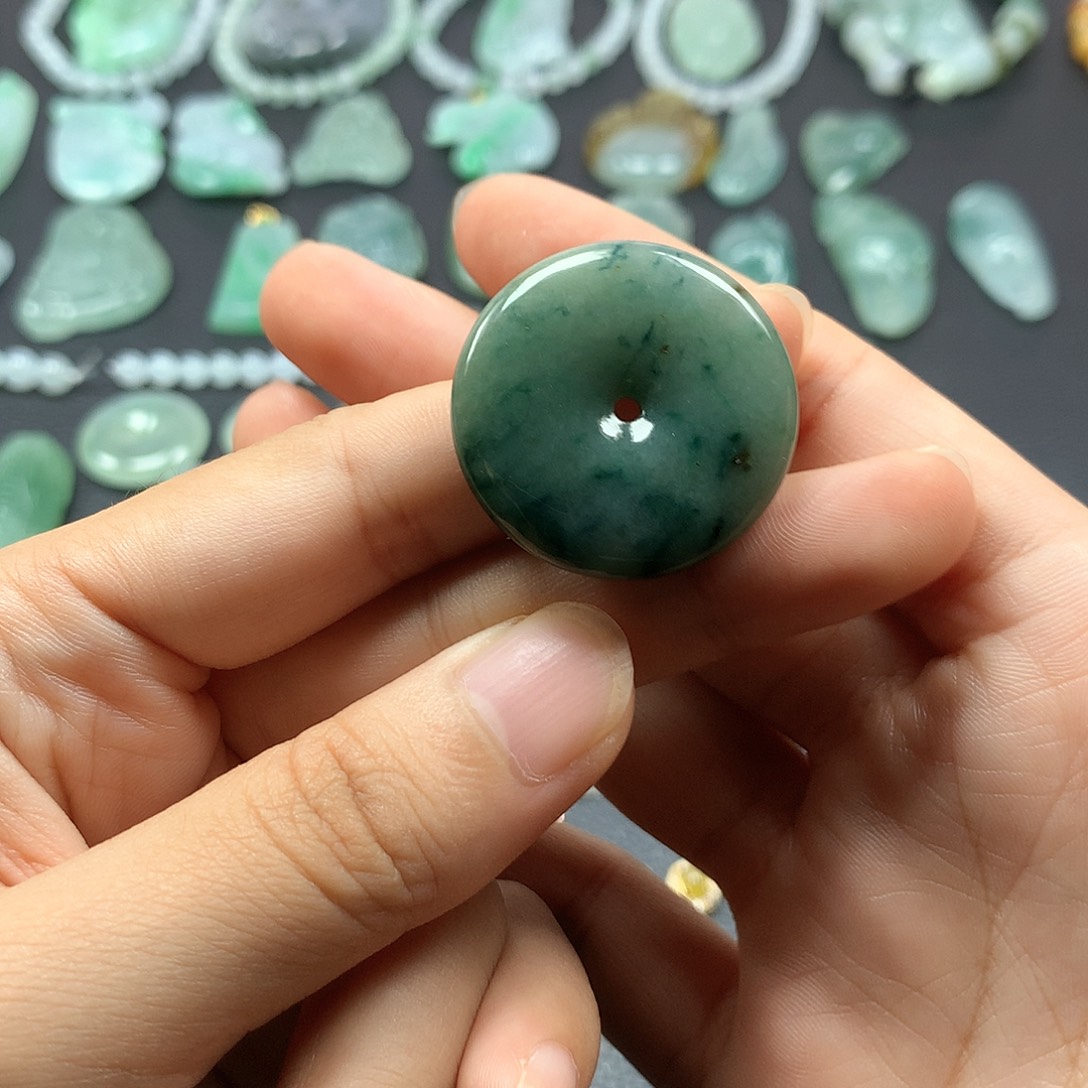 翡翠未镶嵌颈饰平安扣