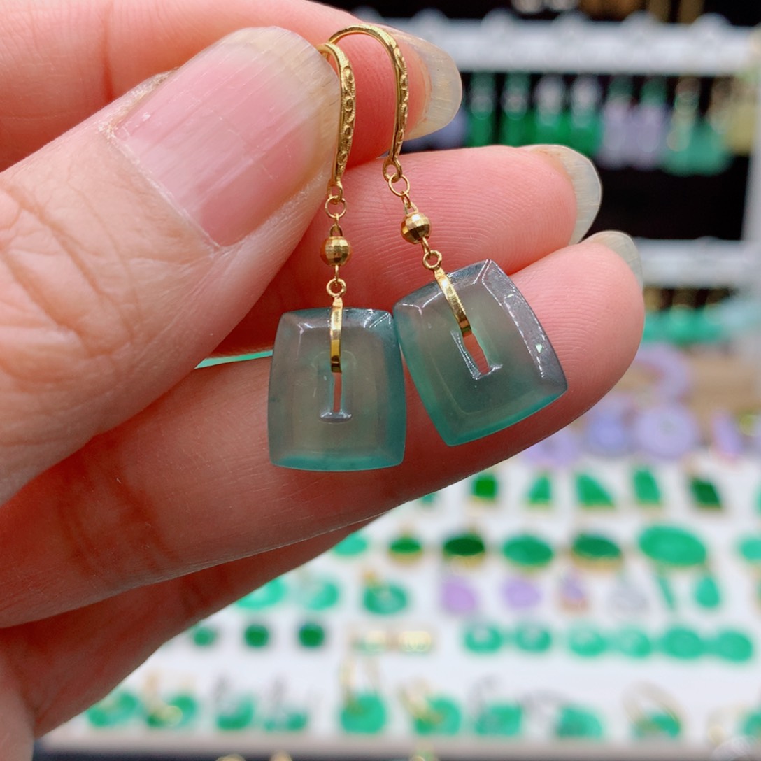 翡翠18K金镶嵌耳饰的