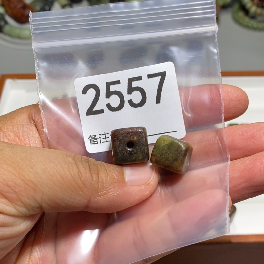 颈饰未镶嵌透闪石质玉咖***糖