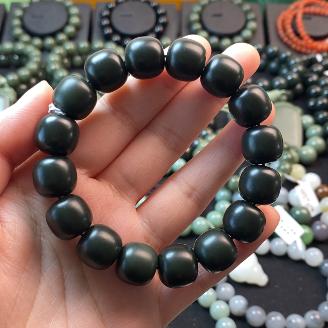 卡***眼和田玉未镶嵌颈饰