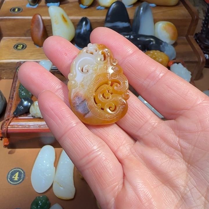 驼***。和田玉未镶嵌颈饰