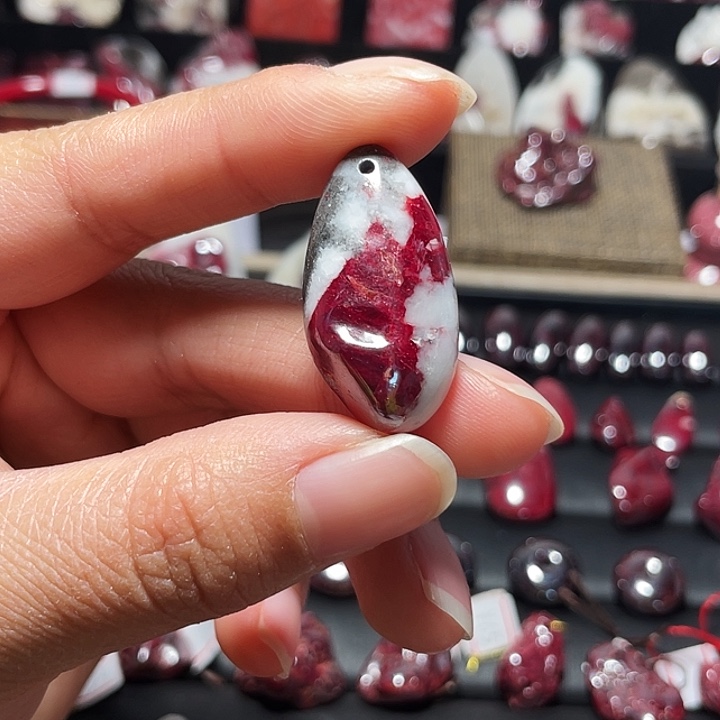 天然辰砂原石晶体吊坠