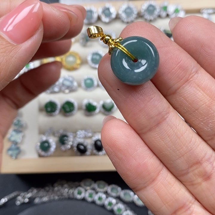 翡翠颈饰未镶嵌翡翠