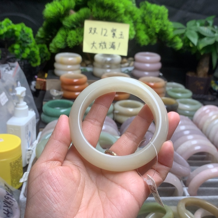 萝****石英质玉（佘太翠）未镶嵌手镯