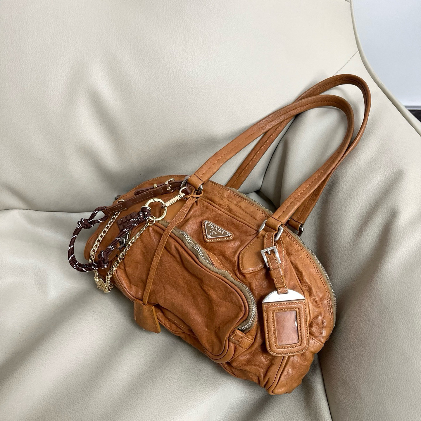 95新 Prada/普拉达 棕色褶皱保龄球单肩包