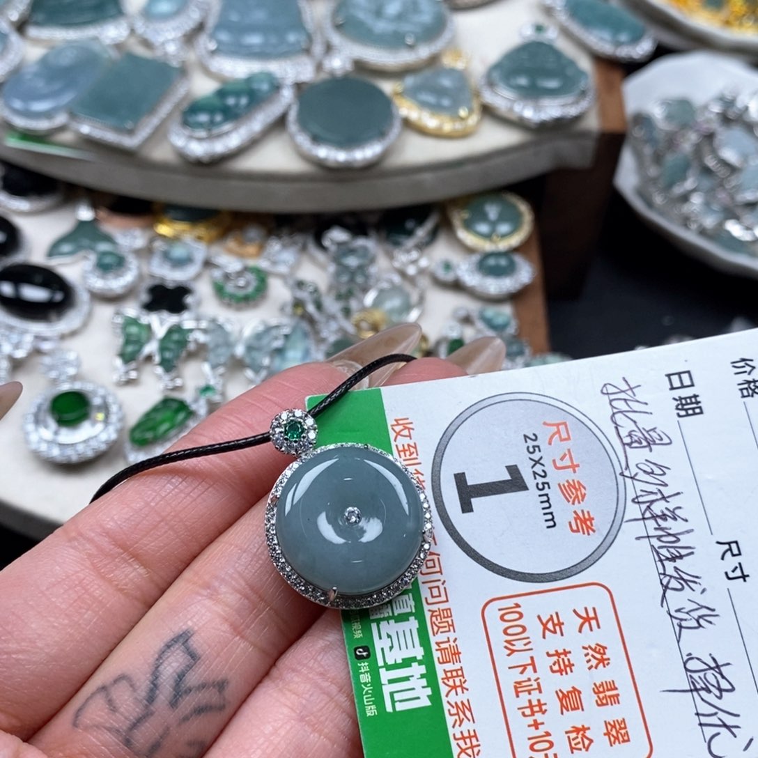 翡翠颈饰未镶嵌翡翠