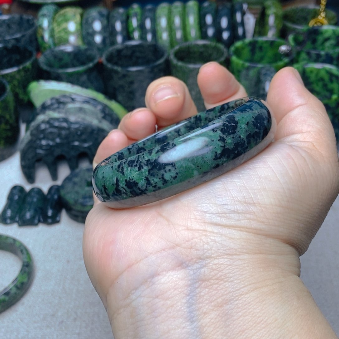 蛇纹石玉手镯未镶嵌