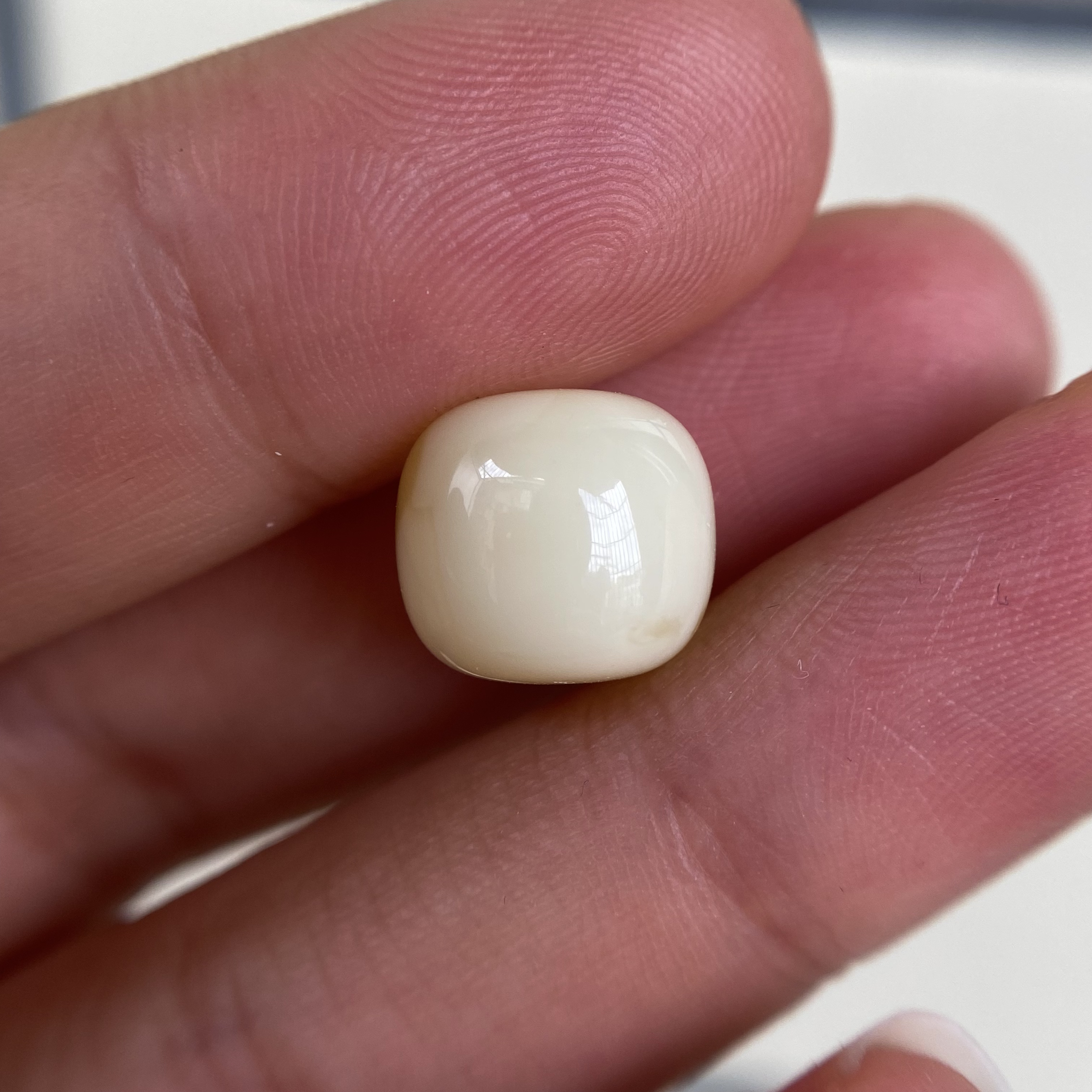 蜜蜡微奶黄老型配饰11.4×10.3mm，蜡质挺好，比较润，无优化杂裂