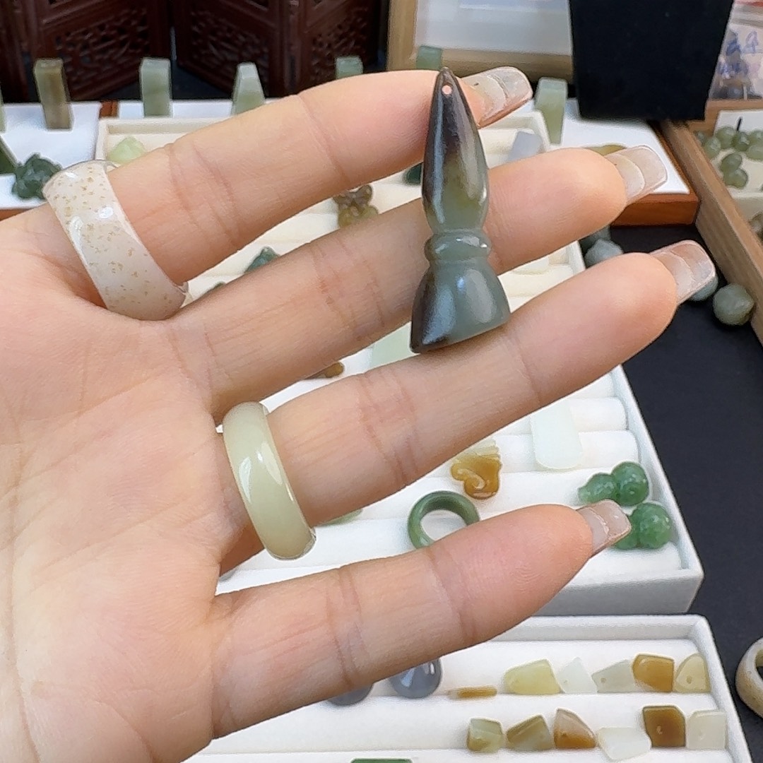 荔****和田玉未镶嵌珠宝半成品