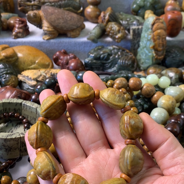 未镶嵌岫岩河磨玉（透闪石质玉）把件