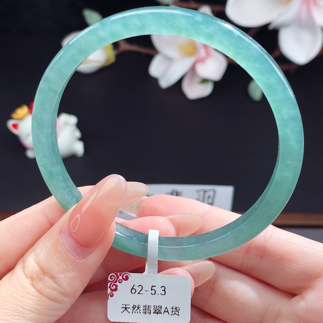 翡翠手镯（圆镯）未镶嵌才***?